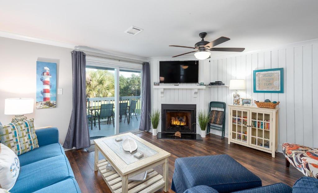 TV a/nebo společenská místnost v ubytování Driftwood Villa 256 - Slo Drift