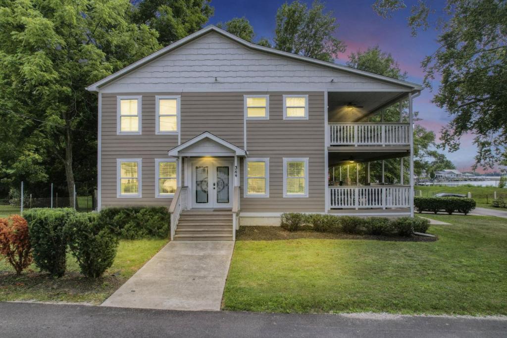 Buckeye LakeColonial on Crane的一座有门廊和前院的灰色房子