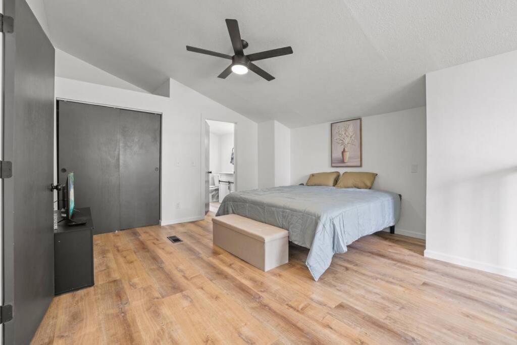 Buckeye LakeLuxury on Lakeside的一间卧室，里面有一张床和一个吊扇