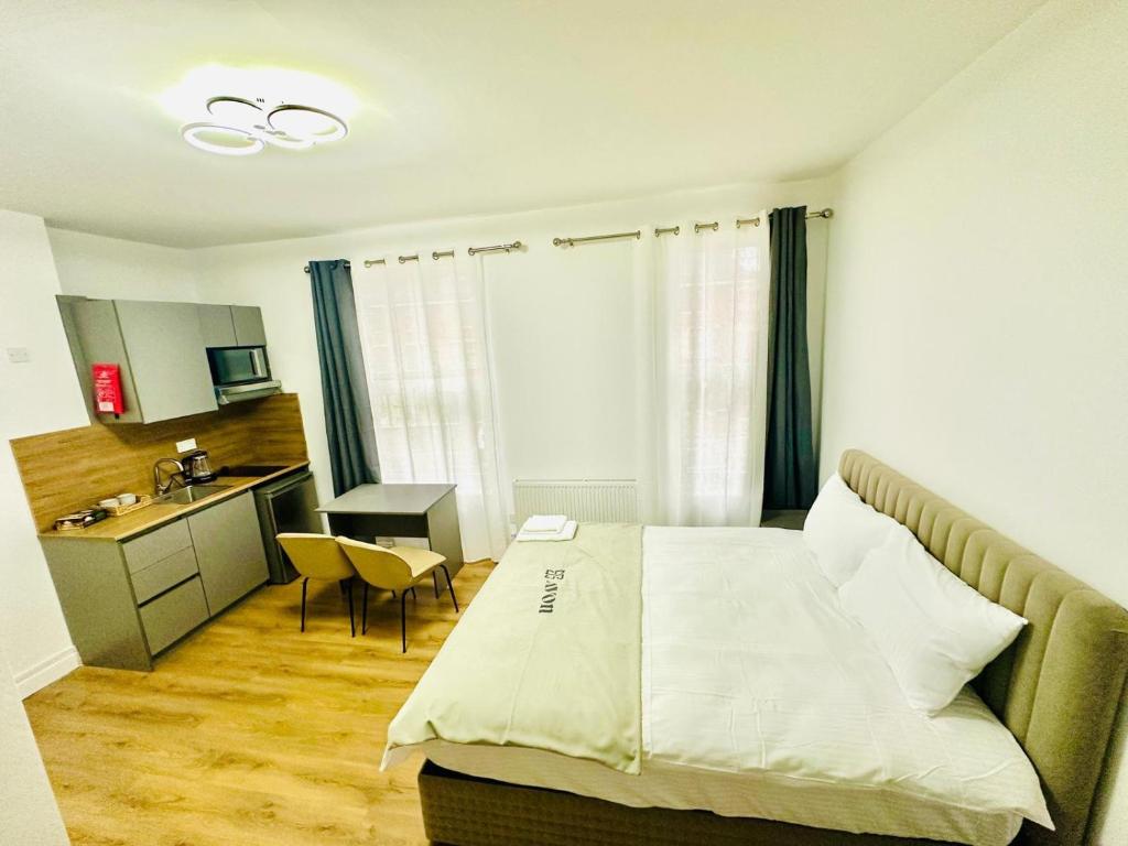 une chambre avec un lit, une cuisine et un bureau dans l'établissement West Bridgford Comfort Quality Suites, à Nottingham