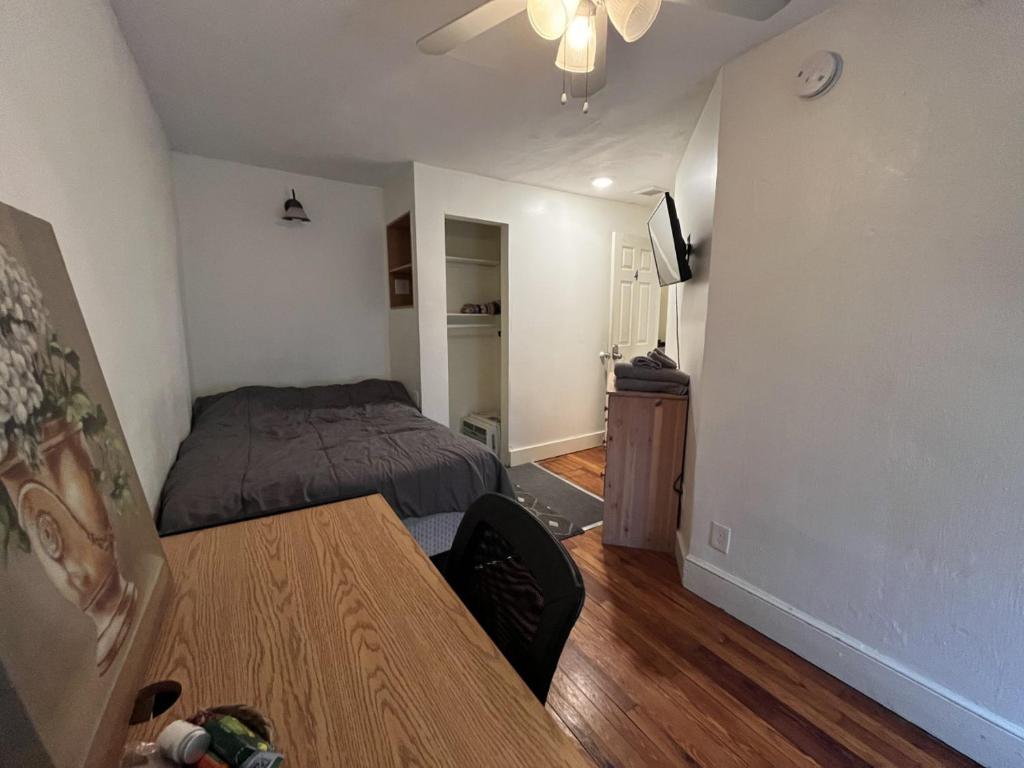 ein Schlafzimmer mit einem Bett und einem Tisch darin in der Unterkunft Soothing, Comfy P-Room by Wilson Memorial in Johnson City