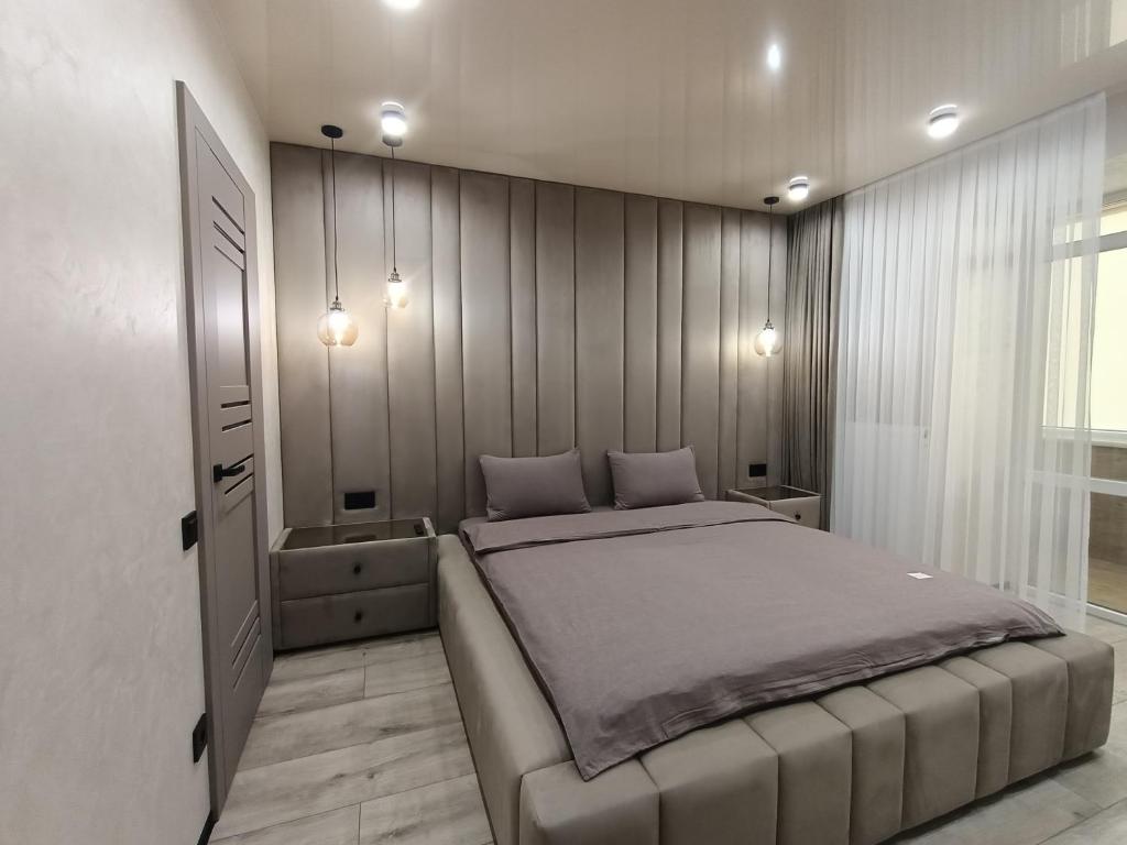 Ένα ή περισσότερα κρεβάτια σε δωμάτιο στο Елегантний люкс