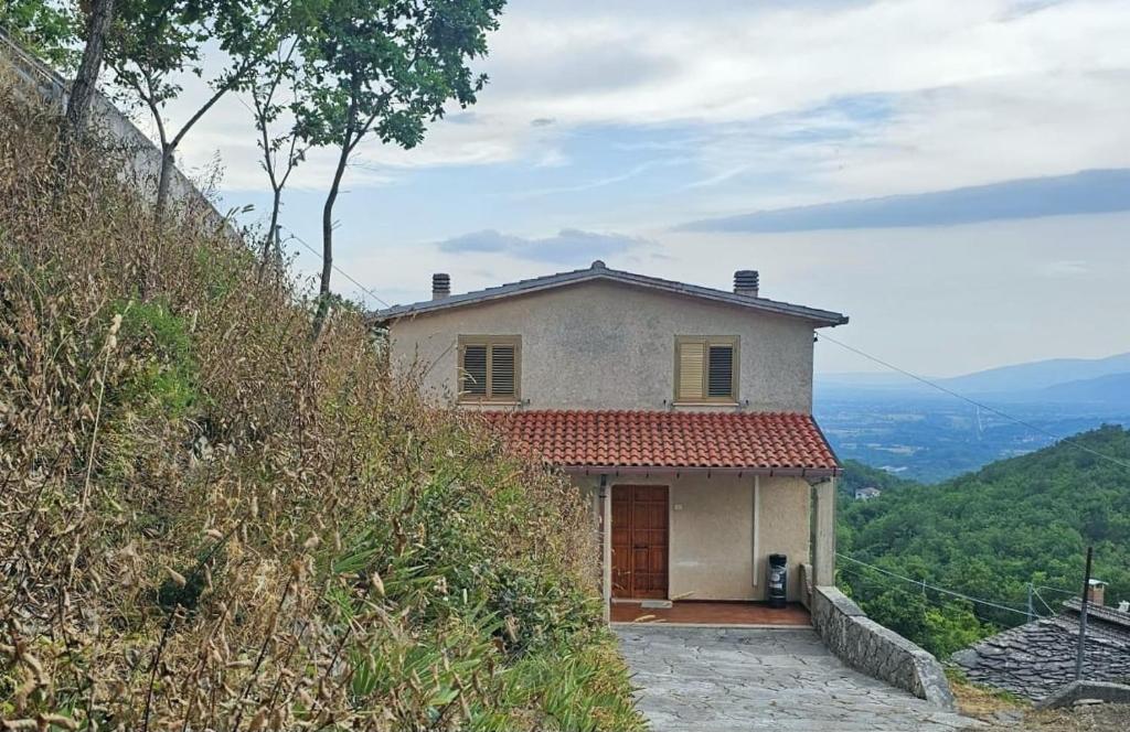 ein kleines Haus an der Seite eines Hügels in der Unterkunft Esperia Holiday House in Castelpetroso