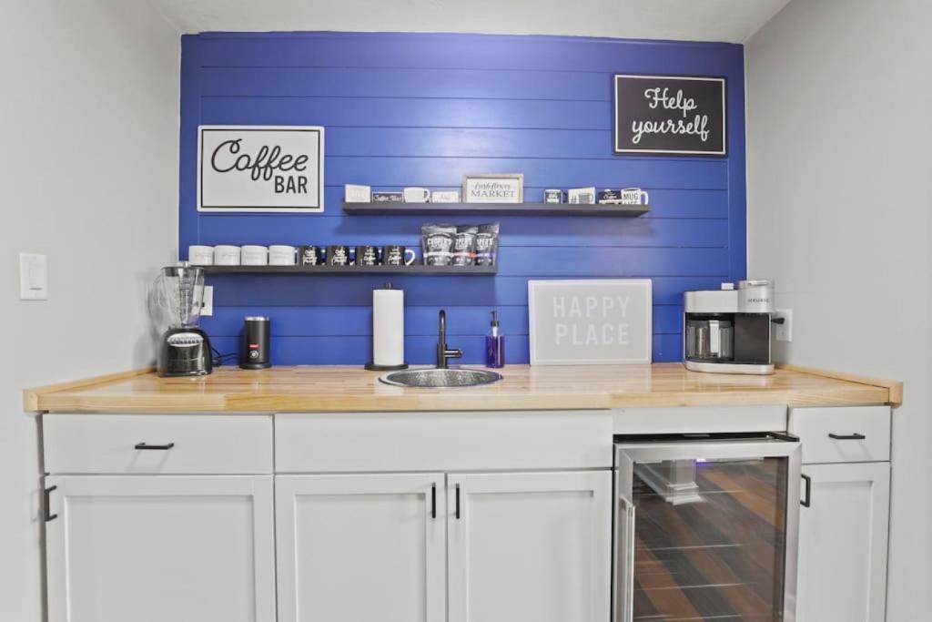 una cucina con bancone e parete blu di Cattle Cottage a Buckeye Lake