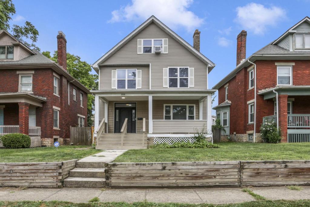 MiloThe Vibe At OSU的一栋大房子，旁边有两栋砖房