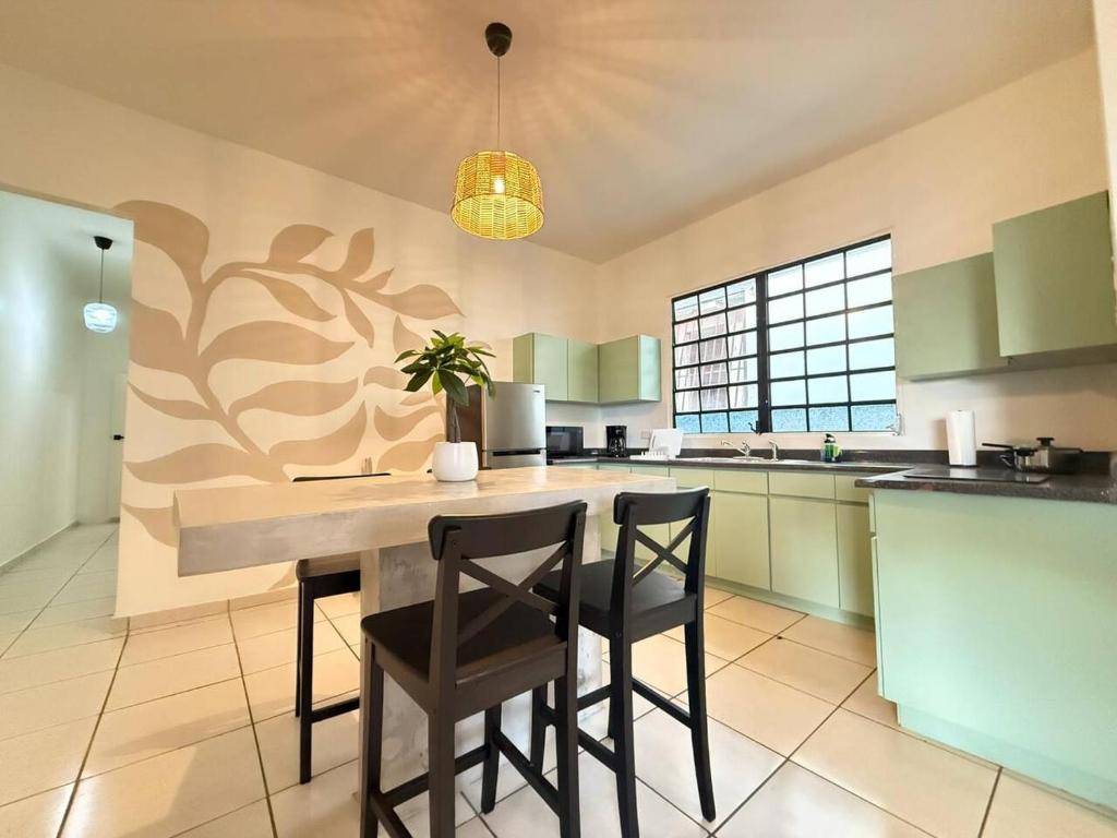 Køkken eller tekøkken på Bright, Stylish, and Secure Apt - Sleeps 4 w-Parking