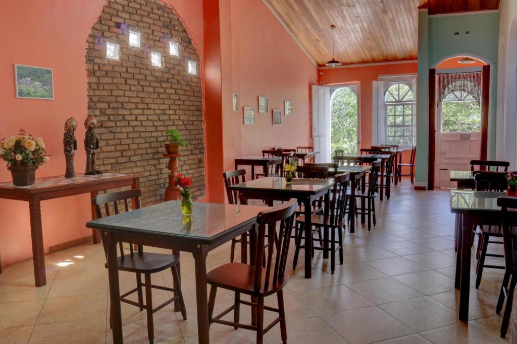 Um restaurante ou outro lugar para comer em Porto Bahia Hotel