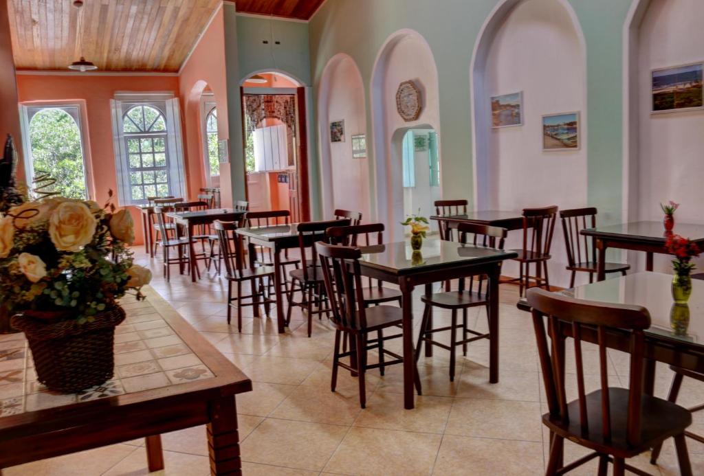 Um restaurante ou outro lugar para comer em Porto Bahia Hotel