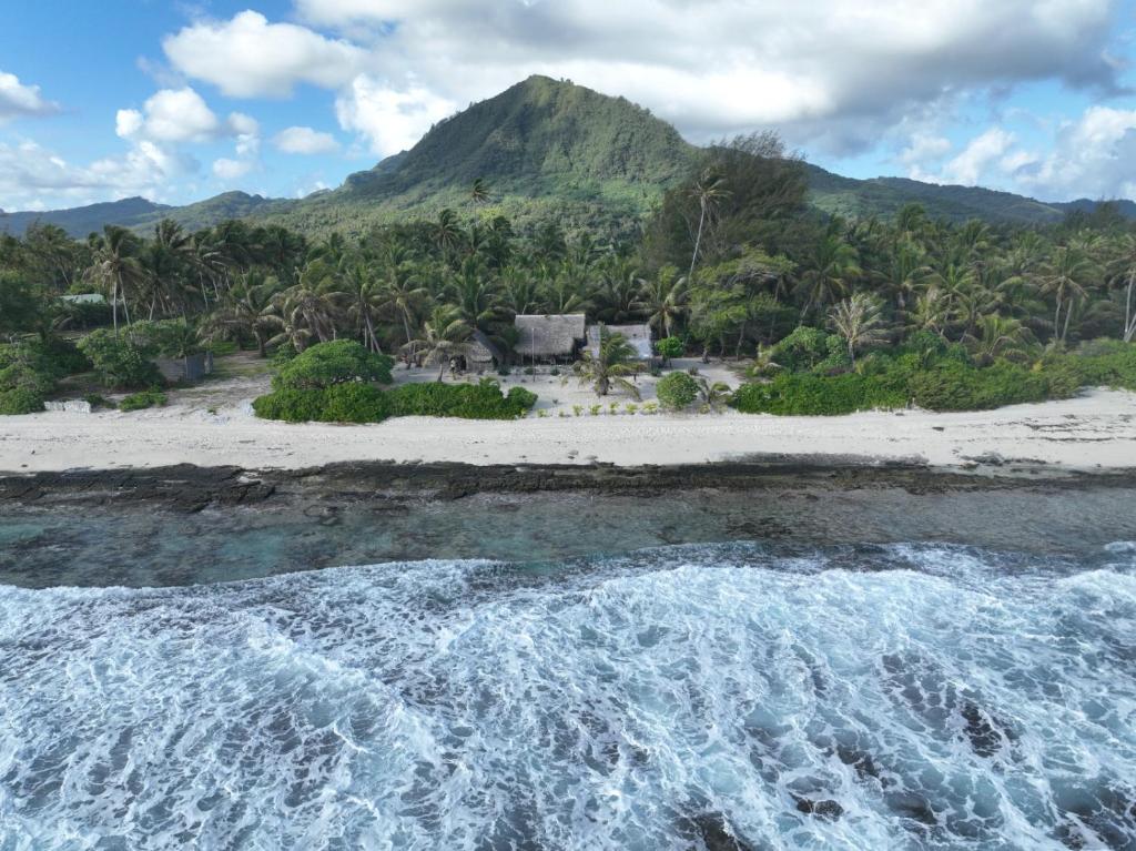 una vista aérea de una playa con una montaña en Mahana Tua Lodge Huahine, en Puahua