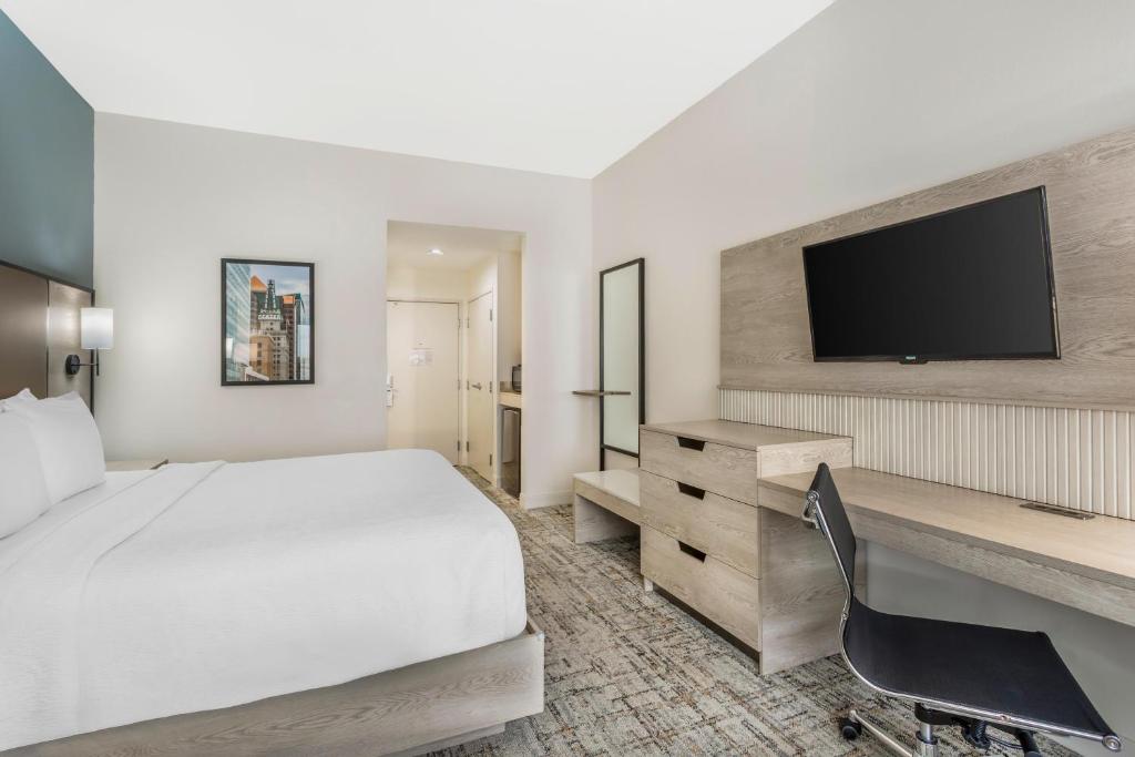 Best Western Plus Airport Inn & Suites - Habitación Con Cama Extragrande - No Fumadores