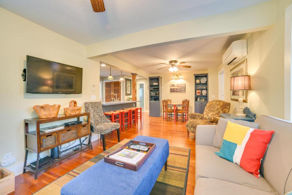 Μια τηλεόραση ή/και κέντρο ψυχαγωγίας στο Day Trips to Boyne Mtn! Downtown Charlevoix Duplex