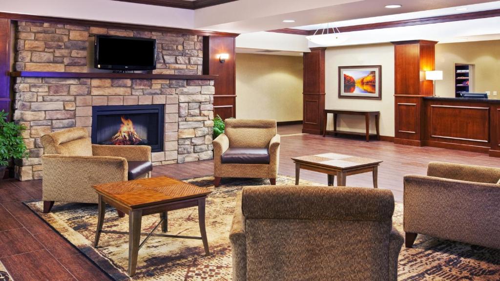 eine Lobby mit Kamin in einem Hotel in der Unterkunft Holiday Inn Express & Suites Sioux Falls Southwest by IHG in Sioux Falls
