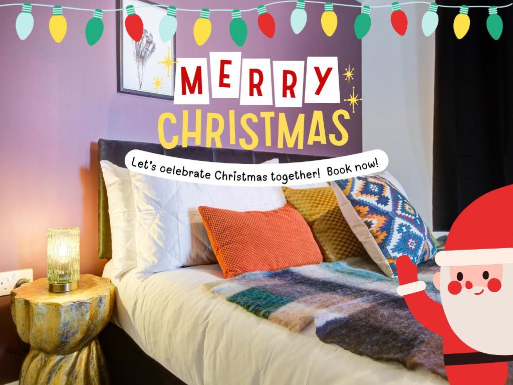 アシュフォードにある2bed 2bath In - Next To Station For 6 Free Parkingのベッドにメリークリスマスのサインが飾られた寝室