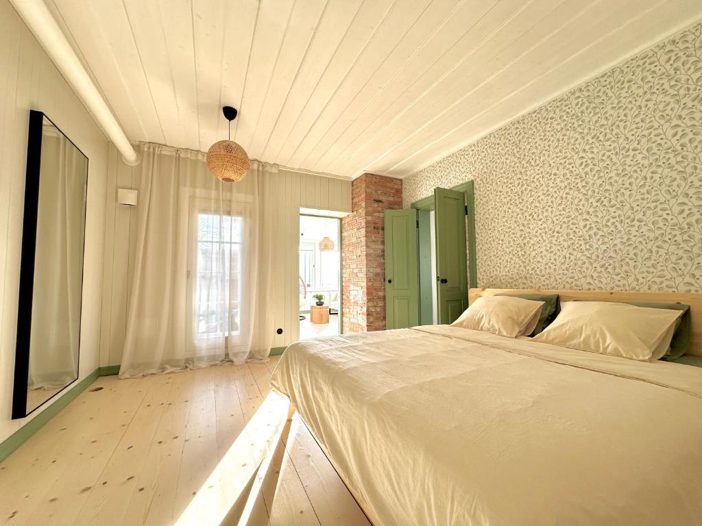 une chambre avec un grand lit blanc dans une pièce dans l'établissement Lake stay in Viljandi with Parking, à Viljandi