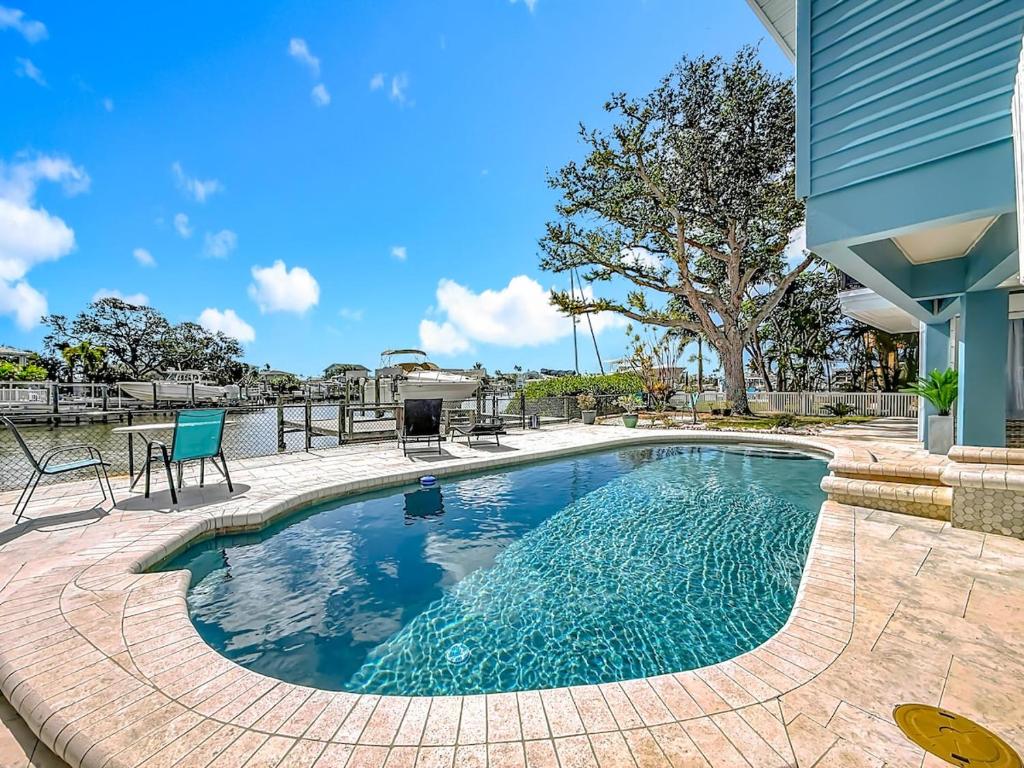 una piscina al centro di una casa di Luxury Maderia Beach waterfront home with pool-spa a St Pete Beach