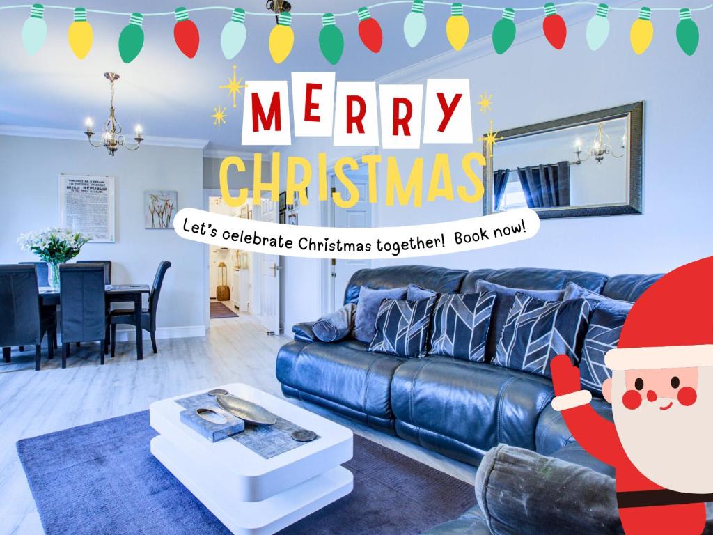 Charming 2br Flat In The Heart Of Waltham Abbey في والثام أبي: غرفة معيشة مع علامة عيد الميلاد وأريكة