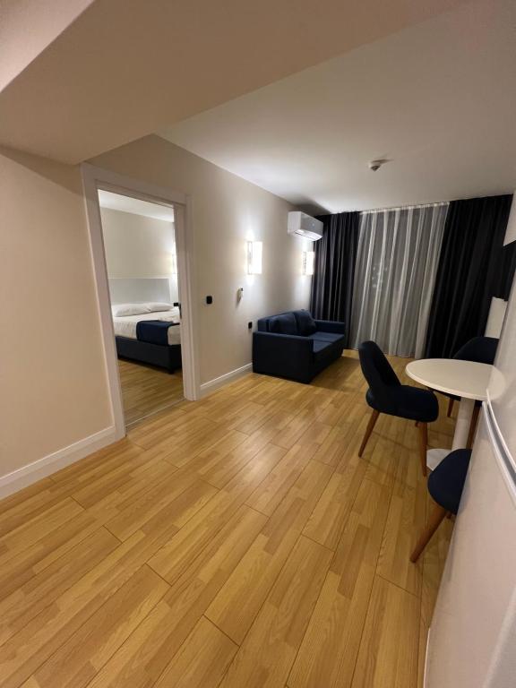 Ένα ή περισσότερα κρεβάτια σε δωμάτιο στο Orbi City Apartment with sea view