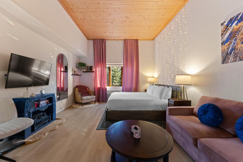 una habitación de hotel con una cama y un sofá en Gateway 5063, en Snake River Health Services Incorporated Heliport