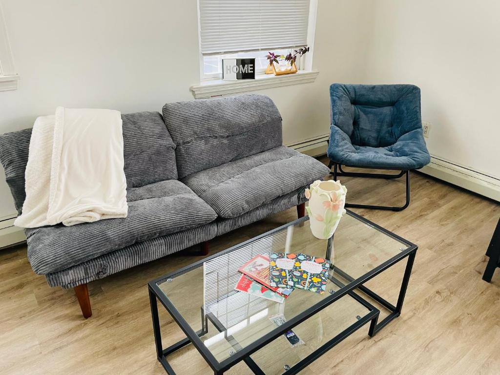 Una sala de estar con un sofá y una mesa de cristal. en Short And Long Term Rental - Your Ideal Home, en Filadelfia