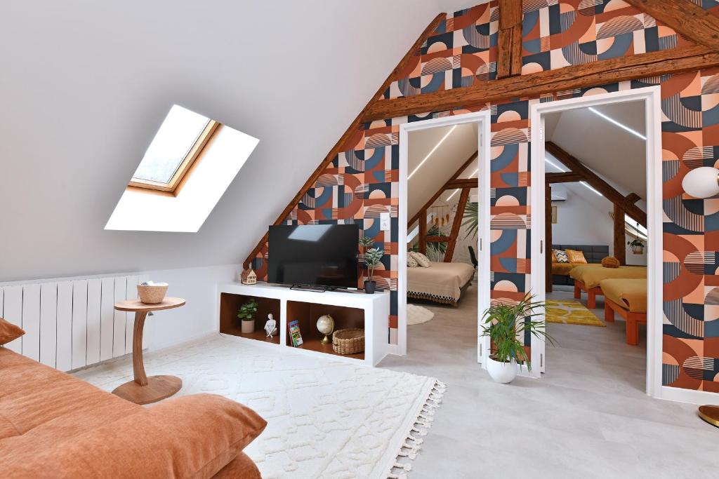 een woonkamer met een speelkamer op zolder bij Appart Saint Jo in Colmar