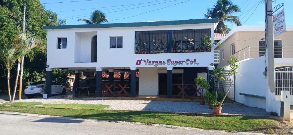 a white building with a sign that reads if monkey sugar club at Alojamiento Wilkenia in Ochoa