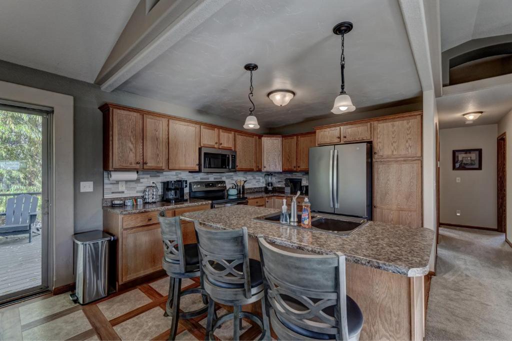 Nhà bếp/bếp nhỏ tại Spacious Family Home with 2 King Suites