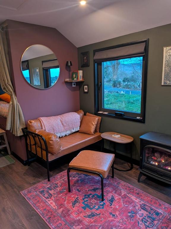 巴利纳Tranquil Off-Grid Cabin的带沙发和镜子的客厅