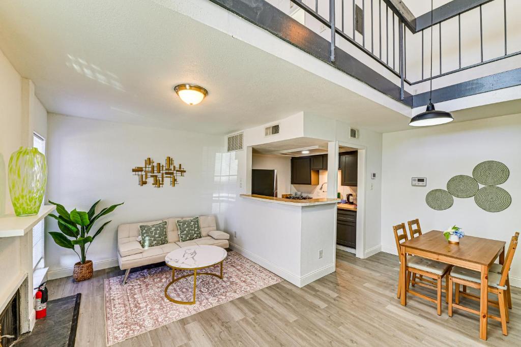 una sala de estar con un sofá y una mesa en Loft-Style Condo in Vickery Midtown 3 Mi to SMU!, en Bouchard