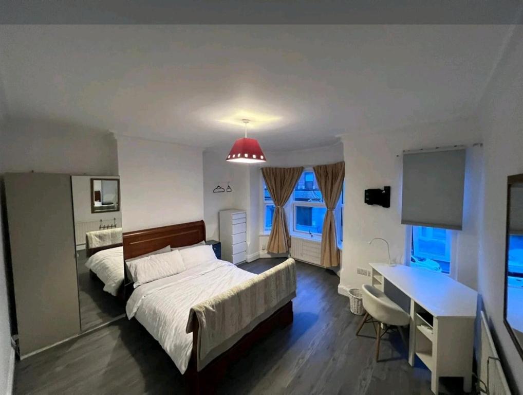ein Schlafzimmer mit einem Bett und einem Schreibtisch darin in der Unterkunft Stylist Double room at 1st Floor with shared bathroom in Nottingham