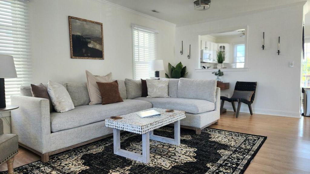 un salon avec un canapé et une table dans l'établissement Royal Pearl AC - Bay Views, Close to Casinos!, à Atlantic City