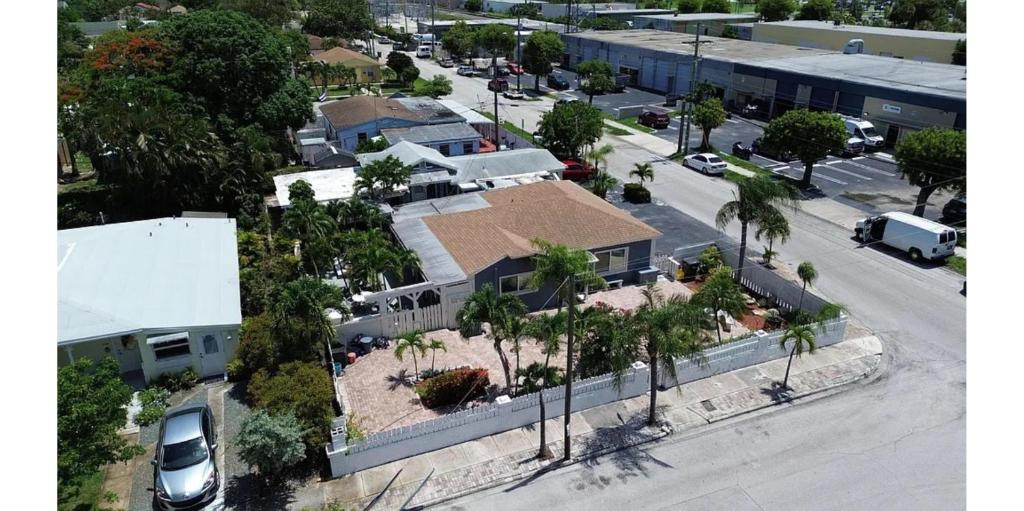 una vista aerea di una casa con palme di SoSo Design District Haven Charming Historic Retreat a West Palm Beach