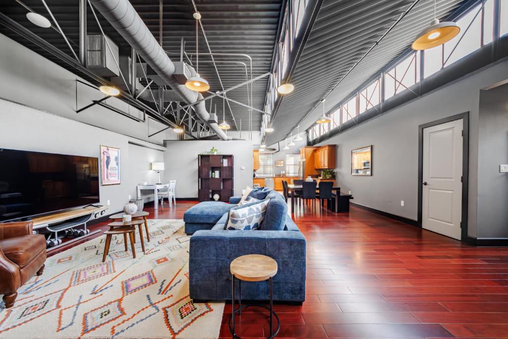 a living room with a blue couch and a tv at Long Beach Apartment - 10 Min Walk to the Beach! in Long Beach