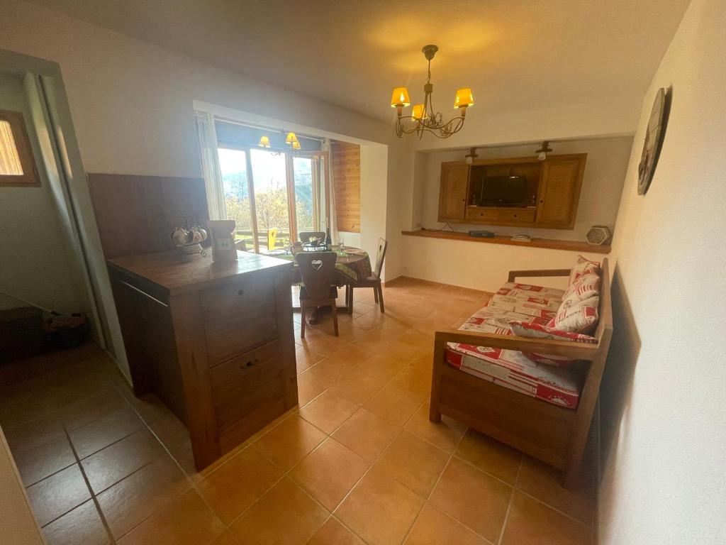 TV a/nebo společenská místnost v ubytování Appartement cosy à Pra-Loup, 6 pers, terrasse et parking réservé - FR-1-165A-206