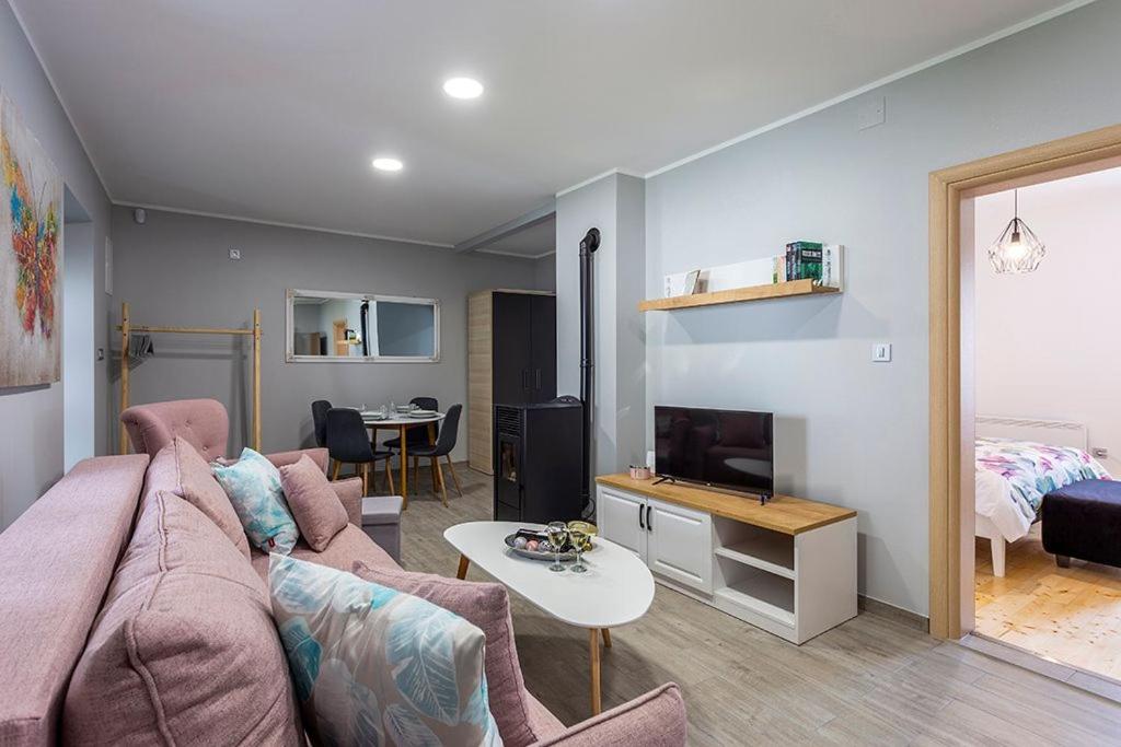 ein Wohnzimmer mit Sofa und Fernseher in der Unterkunft Studio für 3 Personen ca 56 qm in Lokve, Kvarner Bucht Gespanschaft Primorje-Gorski in Lokve