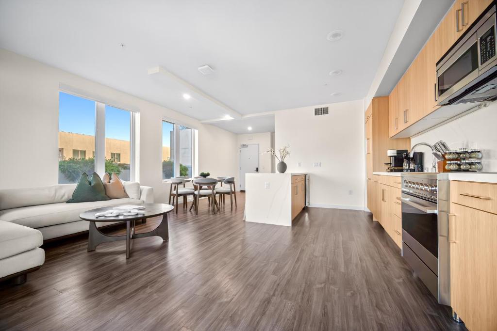The Jade Hill Views - Penthouse - Pool, Gym, Balcony, Los Angeles ...