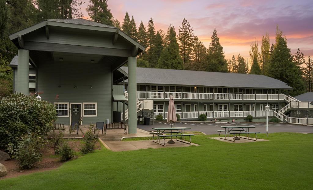 En have udenfor Westhaven Inn Pollock Pines Camino