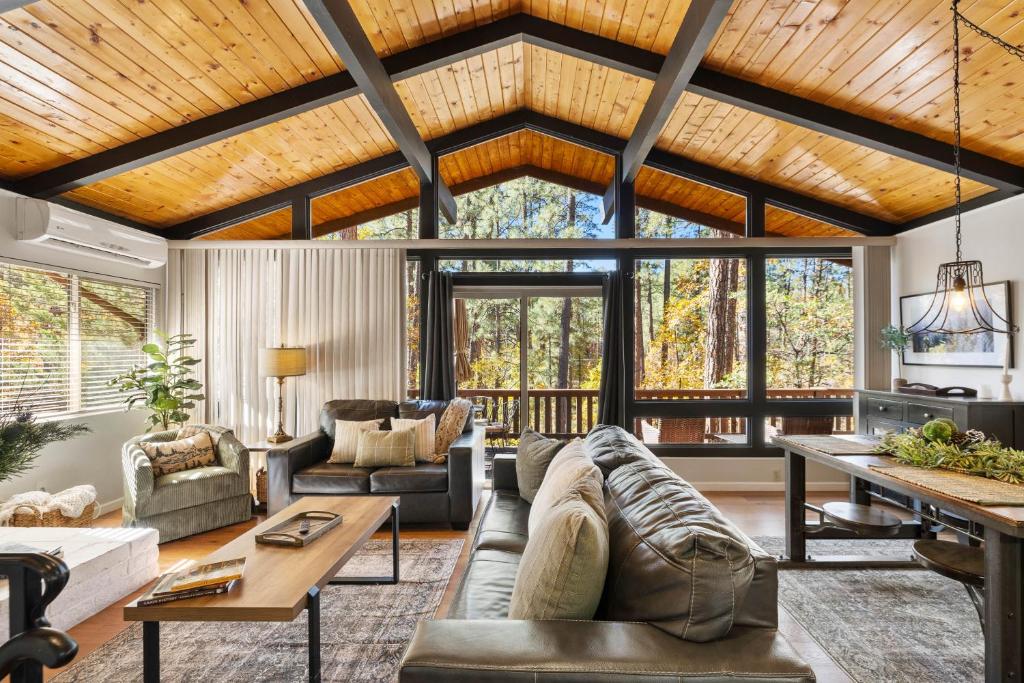 Χώρος καθιστικού στο Ponderosa HideAway 4-BR CabinMtn ViewTrailsBrbq