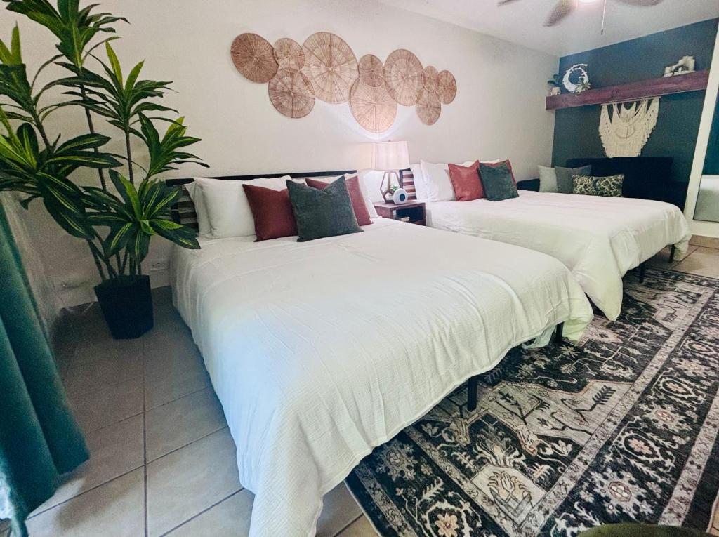 Postel nebo postele na pokoji v ubytování Kona Islander Inn Condos