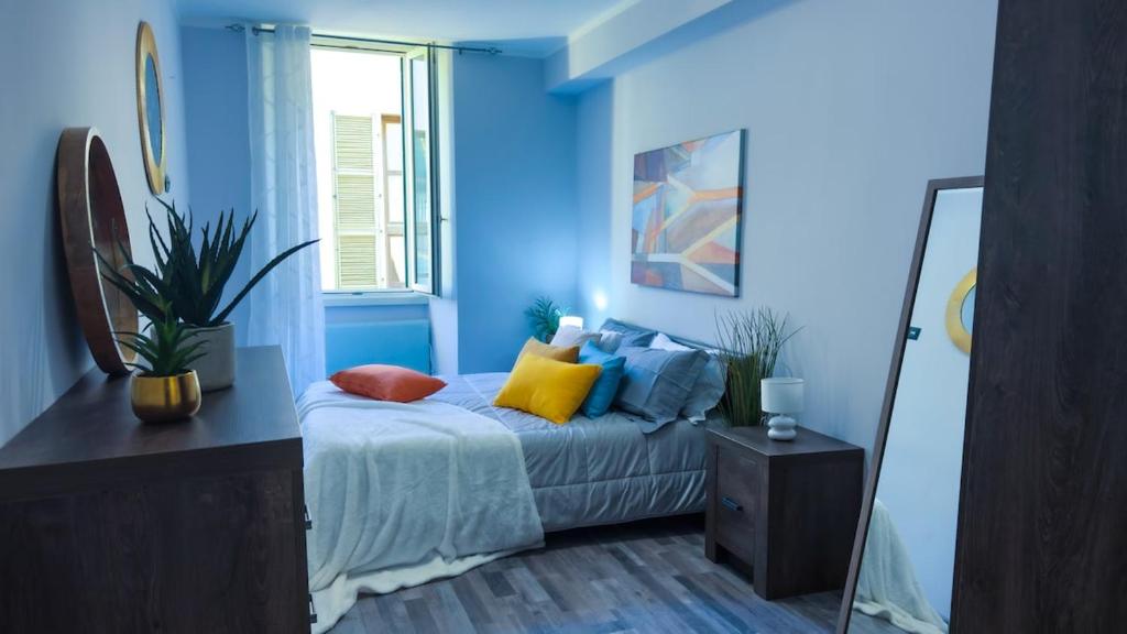 Postel nebo postele na pokoji v ubytování At Piazza Erbe Blu Charme with lift and parking