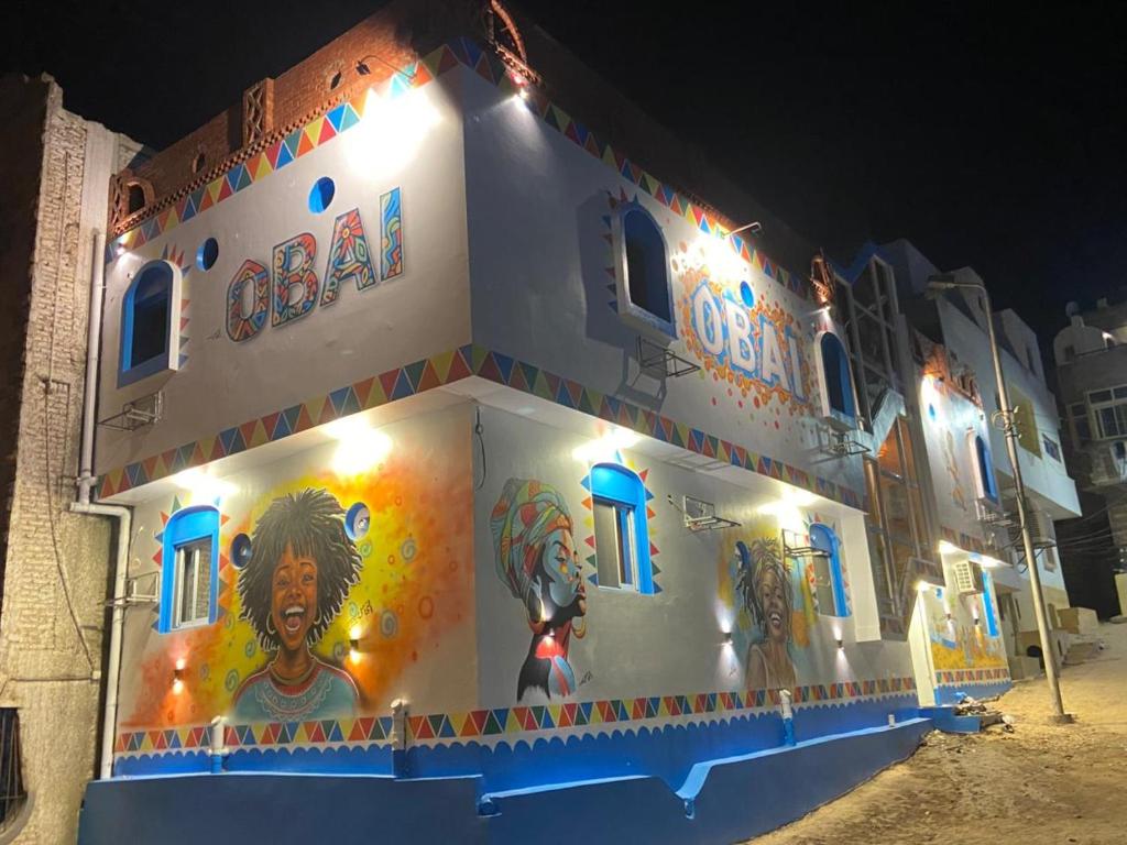 un edificio con una pintura en un lateral en OBAI Nubian Guest House, en Jazīrat Aswān