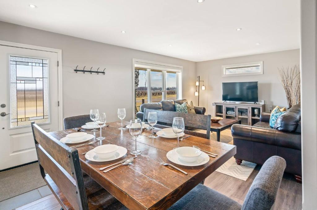 TV a/nebo společenská místnost v ubytování Single Level Vineyard Home | 6 PPL | Pet Friendly