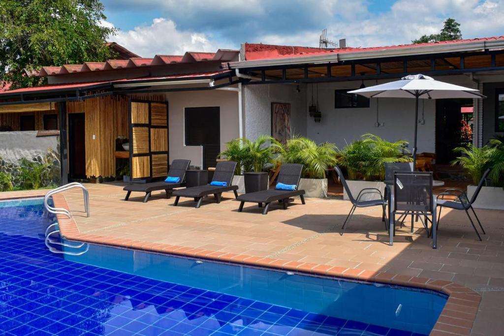 Bazén v ubytování Brisas del Roble nebo v jeho okolí