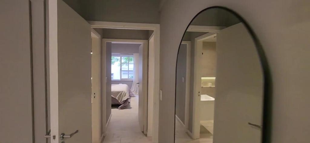 马德普拉塔Alquileres Corrientes的走廊上设有大镜子