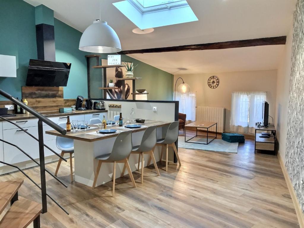 a kitchen and living room with a table and chairs at Myzenplace - Duplex 100m2 - Fibre - Cosy et atypique - Centre piéton in Montélimar