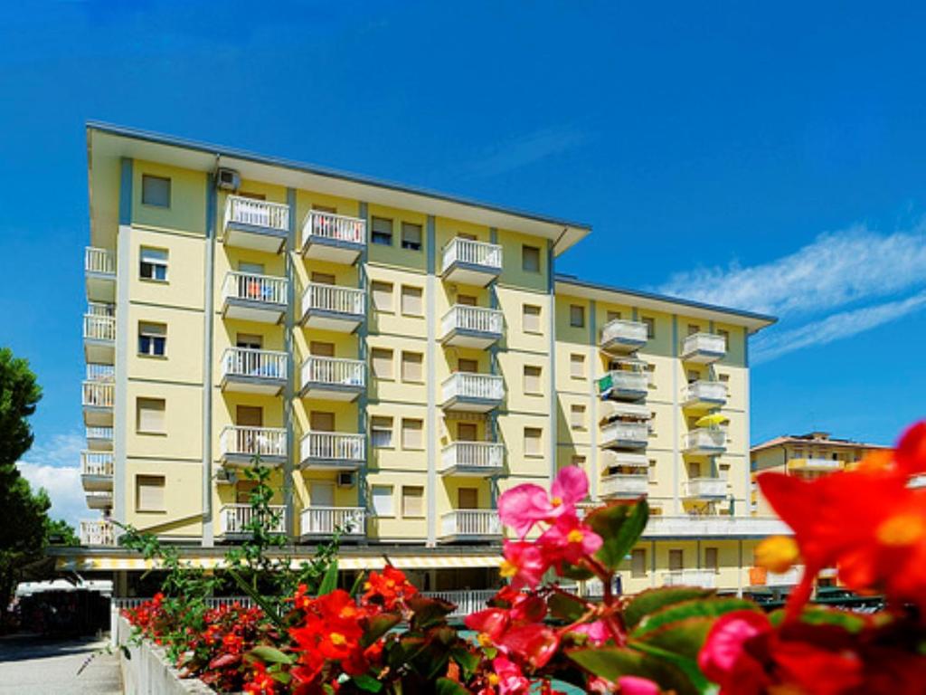 um edifício com varandas e flores em frente em Ivana em Bibione