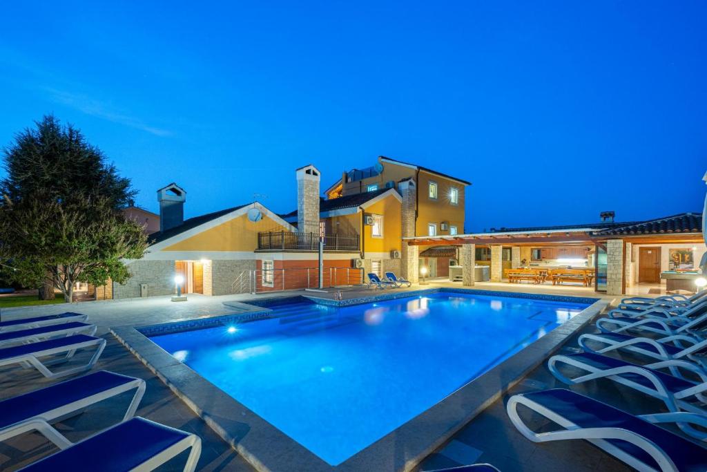 Πισίνα στο ή κοντά στο Villa Suzanne