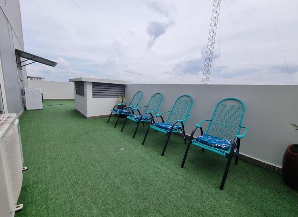 a group of chairs sitting on a balcony at Apartamento entero zona Norte Ucebol in Santa Cruz de la Sierra