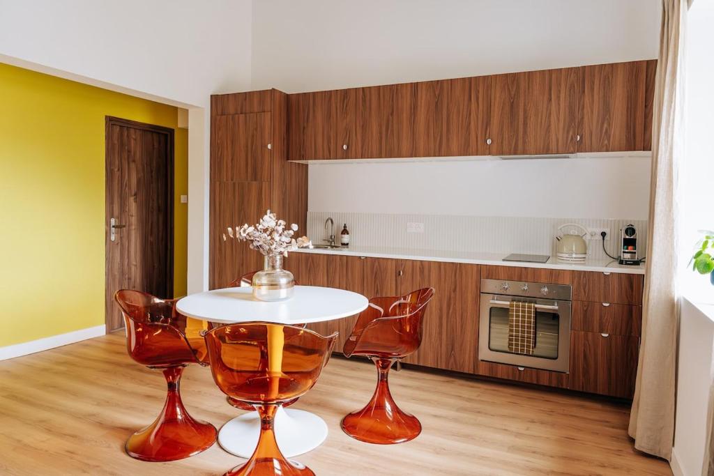 a kitchen with a table and chairs in a room at Appartement centre village Tavel in Tavel