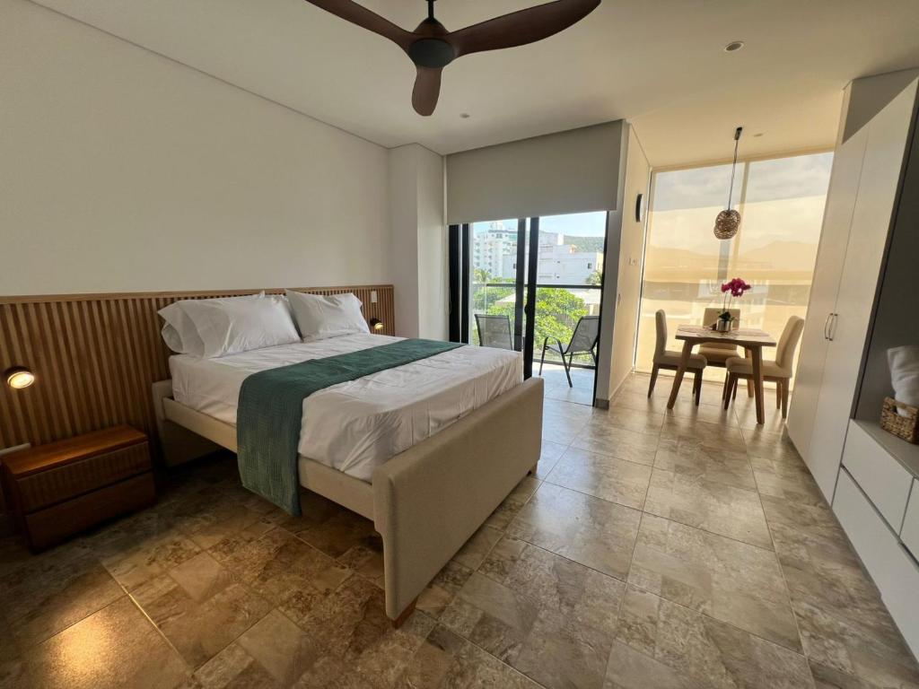 En eller flere senge i et værelse på Suite Moderna con Piscina cerca al Mar