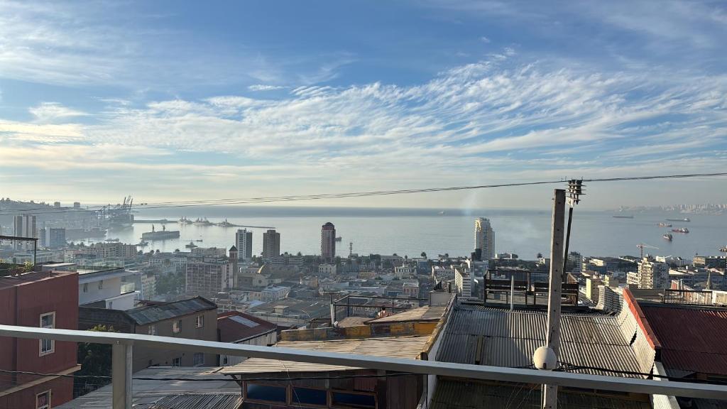uma vista de uma cidade com o oceano ao fundo em Hostal ídem em Valparaíso